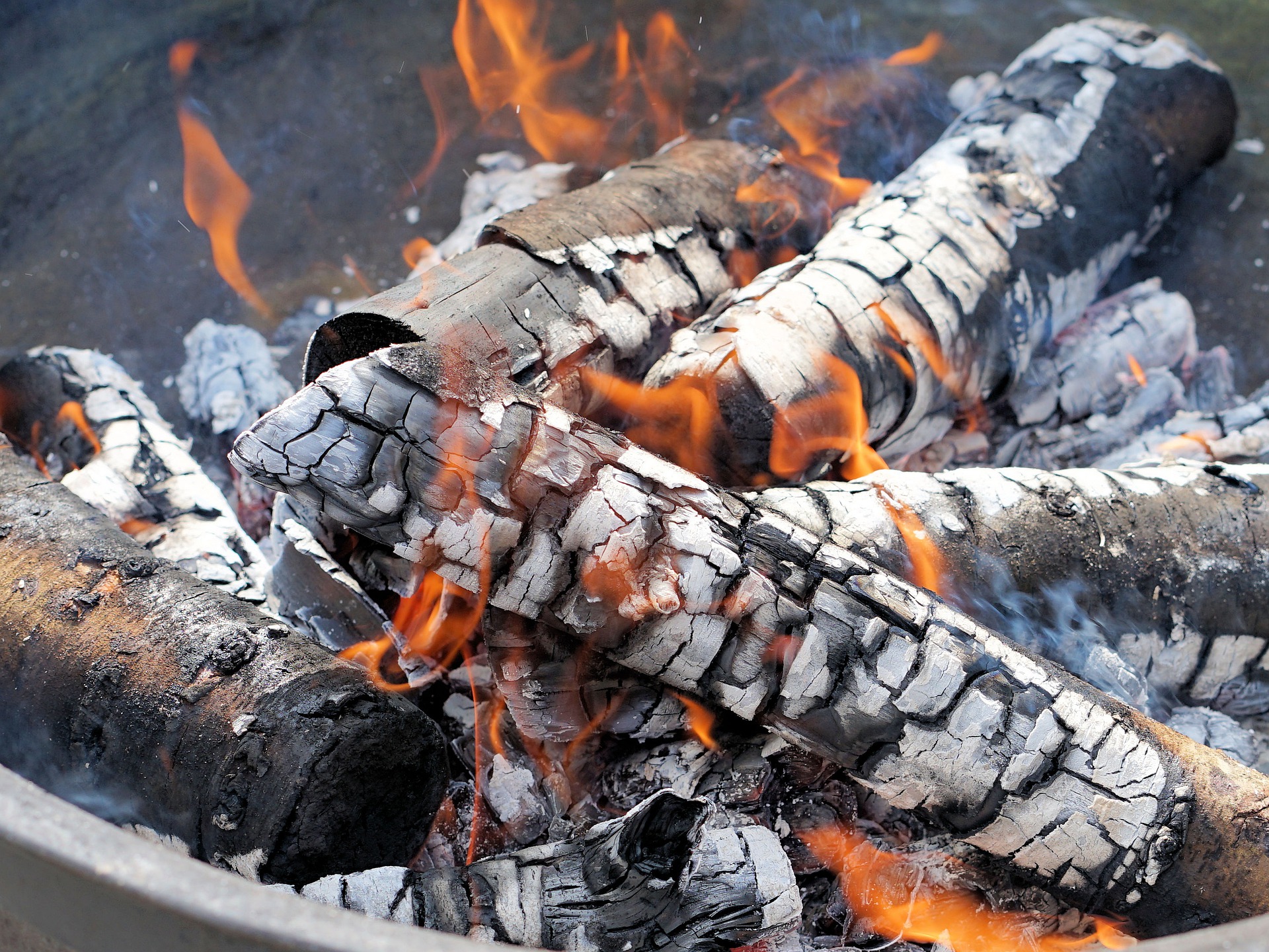 燃えている木炭の画像
